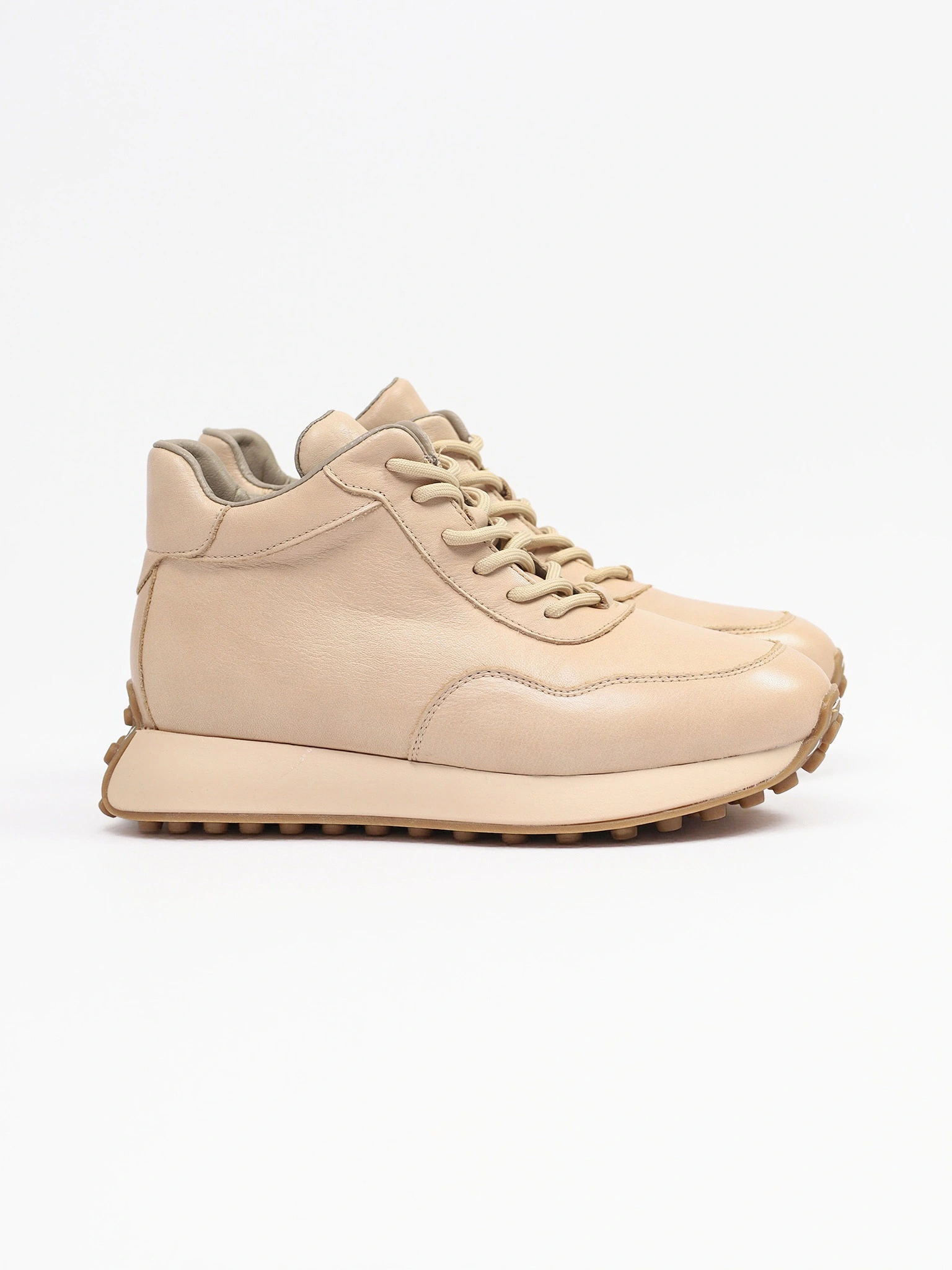 Кроссовки бежевого цвета на рельефной подошве